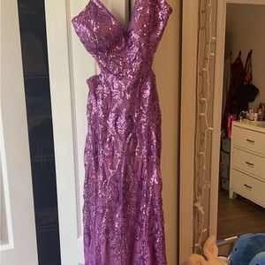 This is my prom dress I wore once! It’s so pretty on and it fits so nicely